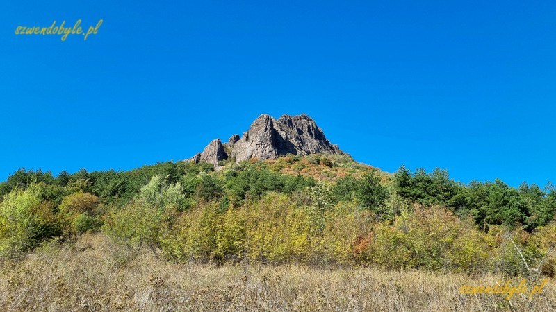 Bułgaria, Perperikon - widok z oddali na pojedynczą górę, gdzie znajdują się ruiny. 20240914_113420-ink