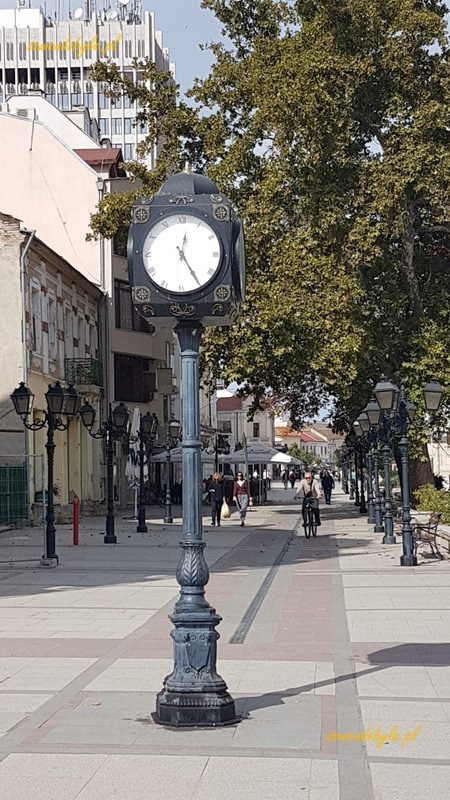 Widyń, deptak. Zegar na metalowym słupie.