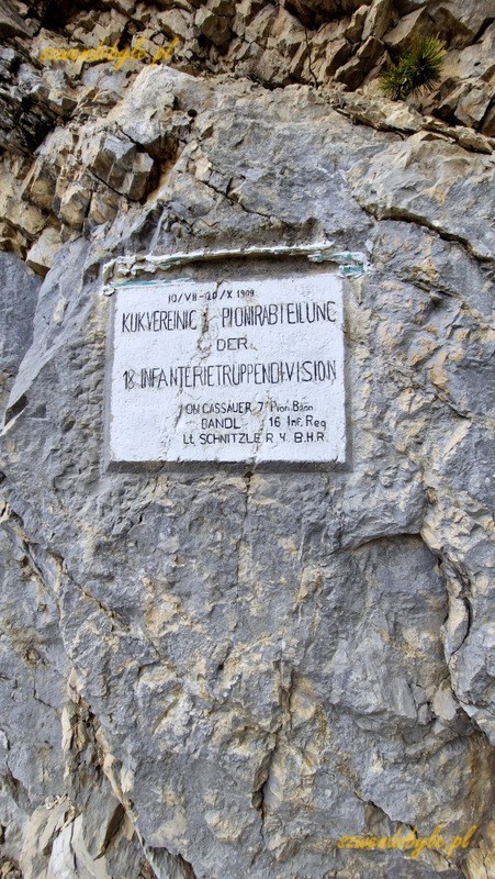Czarnogóra. Góry Dynarskie - droga na Orjensko sedlo. Tablica pamiątkowa z 1909 w języku niemieckim. 20250427_113923-ink