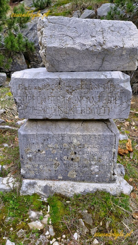Czarnogóra. Góry Dynarskie - droga na Orjensko sedlo. Kamienny pomnik na szlaku. 20250427_131527-ink