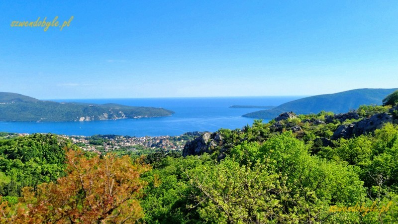 Czarnogóra, widok na zatokę Boka Kotorska od strony gór. 20250427_162118-ink