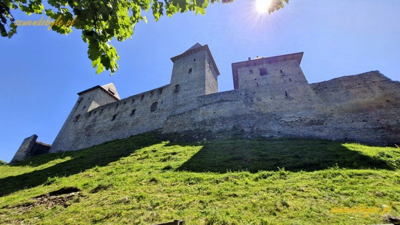 Czechy, Szumawa. Widok na zamek Kašperk z dołu, od strony drogi prowadzącej do wejścia. 20250621_135132-ink
