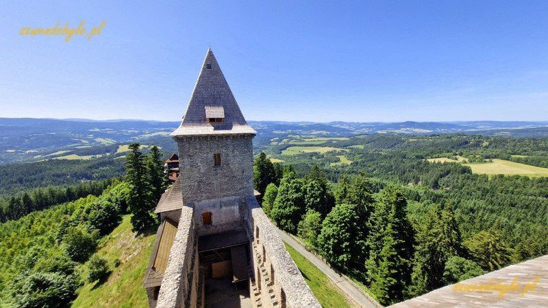 Czechy, Szumawa. Widok na wieżę wschodnią zamku Kašperk. 20250621_144100-ink