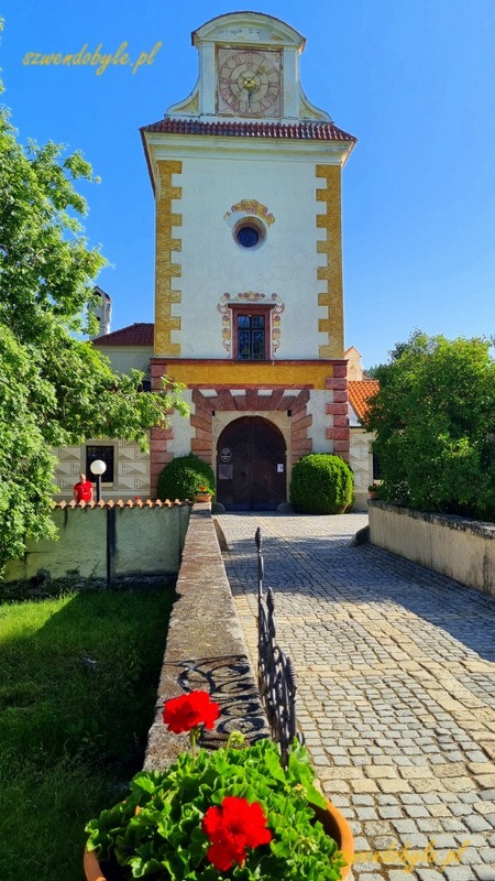 Czechy, wieża zegarowa - brama wejściowa na tere pałacu Kratochwile. 20250622_085933-ink