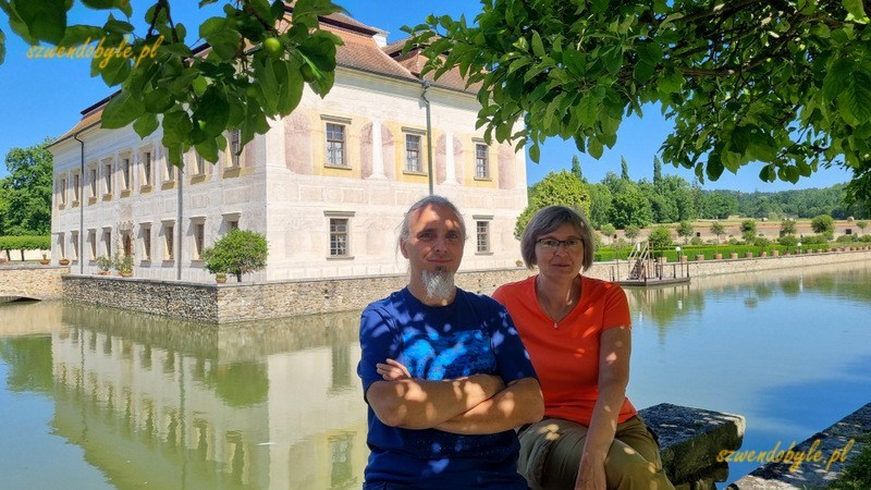 Czechy, sziedzimy na murku, a w tle pałac Kratochwile otoczony wodą. 20250622_104526-ink