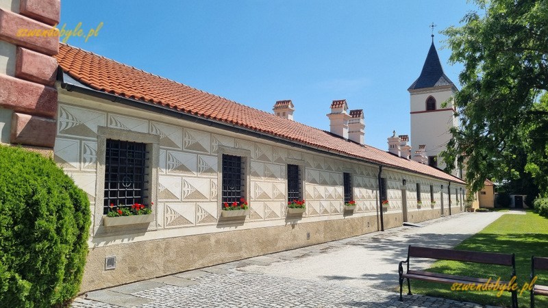 Czechy, mury otaczające pałac Kratochwile - widok od strony wewnętrznej. 20250622_112006-ink