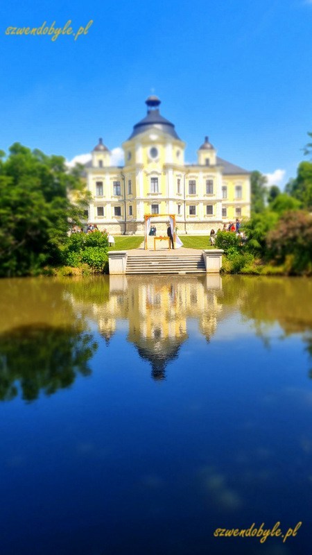 Kravaře, ściana budynku pałącu i jej odbicie w stawie. 20240608_112627-ink