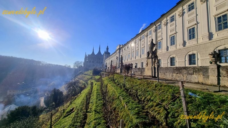 Czechy, Kutn&aacute; Hora. Widok o poranku w kierunku kościoła św. Barbary. Po prawej kolegium jezuickie,po lewej skarpa i dolina,unosi się poranna mgła. 20251227_112250-ink