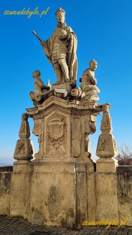 Czechy, Kutn&aacute; Hora. Rzeźba zdobiąca balustradę. 20251227_112558-ink