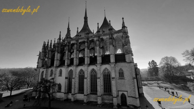 Czechy, Kutn&aacute; Hora. Widok na sylwetkę kościoła św. Barbary oświetloną słońcem z tyłu. Zdjęcie czarno-białe. 20251227_114408-ink