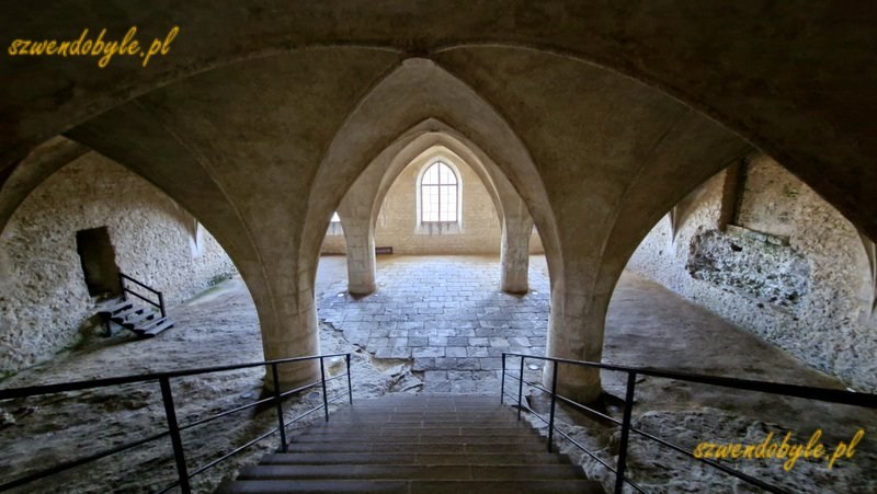 Czechy, Kutn&aacute; Hora. Wnętrze kaplicy Bożego Ciała, schody prowadzą w d&oacute;ł. 20251227_114816-ink
