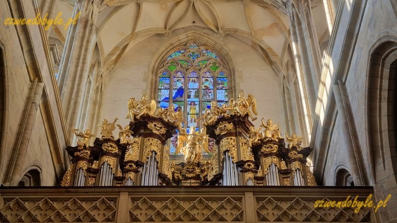 Czechy, Kutn&aacute; Hora. Widok z dołu na organy w kościele św. Barbary. 20251227_115911-ink