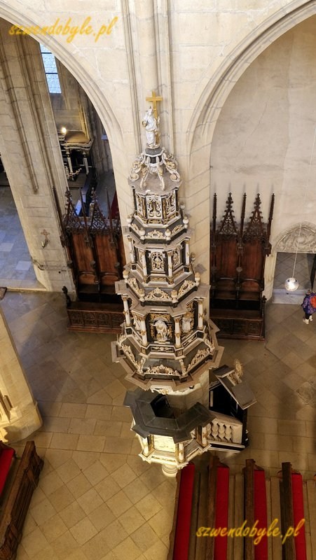 Czechy, Kutn&aacute; Hora. Ambona w kościele św. Barbary,widok z g&oacute;ry, widoczne trzystopniowe zadaszenie ambony. 20251227_121405-ink