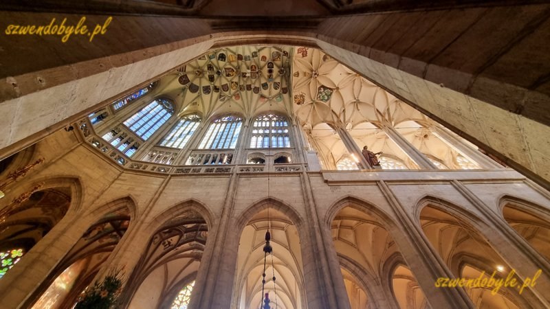 Czechy, Kutn&aacute; Hora. Wnętrze kościoła św. Barbary - zdjęcie w nawie bocznej, obiektyw skierowany w g&oacute;rę, widać okna g&oacute;rnej galerii i sklepienie. 20251227_123014-ink