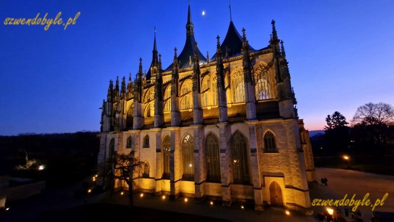 Czechy, Kutn&aacute; Hora. Widok na sylwetkę kościoła św. Barbary. Zdjęcie wykonane po zmroku, powyżej kościoła księżyc. 20251227_163658-ink