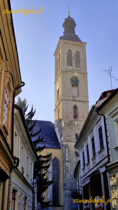 Czechy, Kutn&aacute; Hora. Wieża kościoła św. Jakuba w porannym słońcu widoczna z uliczki pomiędzy kamienicami.
20251227_105641-ink