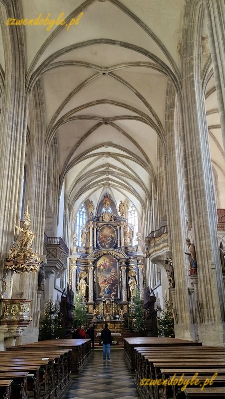 Czechy, Kutn&aacute; Hora. Wnętrze kościoła św. Jakuba. Widok z nawy gł&oacute;wnej w kierunku ołtarza.
20251227_110651-ink
