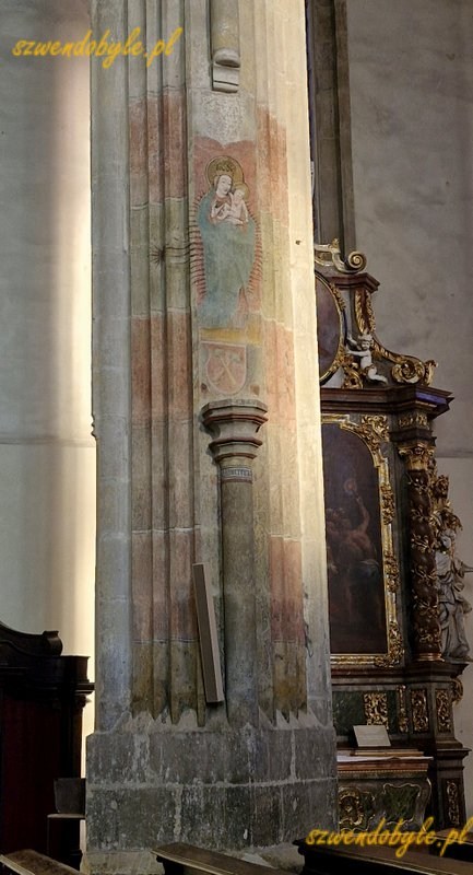 Czechy, Kutn&aacute; Hora. Wnętrze kościoła św. Jakuba. Na jednej z kolumn zamiast rzeźby jest polichromia przedstawiająca Matkę Boską z dzieciątkiem. 
20251227_110726-ink