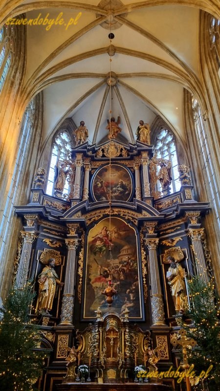 Czechy, Kutn&aacute; Hora. Wnętrze kościoła św. Jakuba. Ołtarz gł&oacute;wny. 
20251227_145145-ink