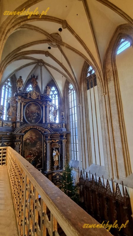 Czechy, Kutn&aacute; Hora. Wnętrze kościoła św. Jakuba. Widok z ch&oacute;ru bocznego na ołtarz gł&oacute;wny.
20251227_145729-ink