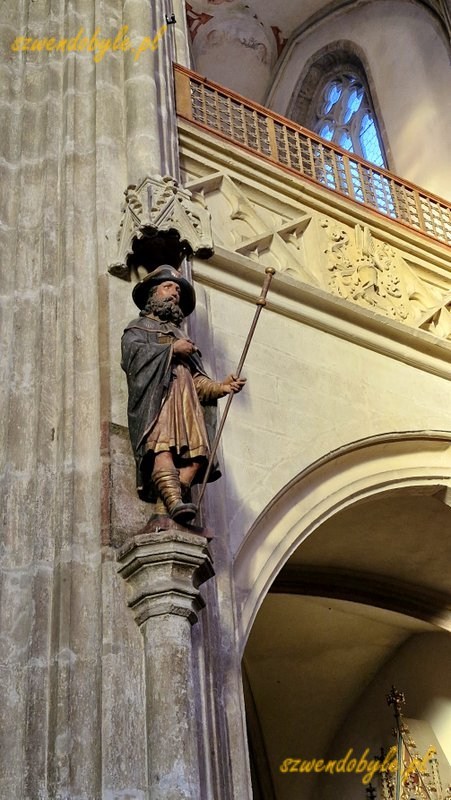 Czechy, Kutn&aacute; Hora. Wnętrze kościoła św. Jakuba. Na jednej z kolumn figura św. Jakuba.
20251227_150327-ink