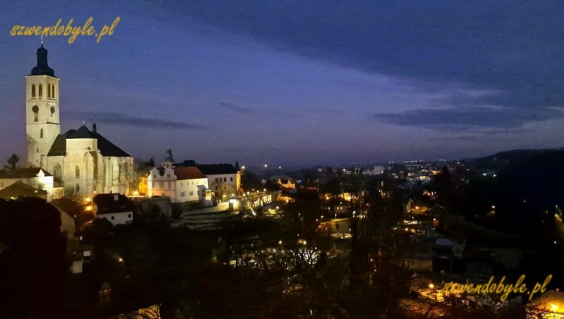 Czechy, Kutn&aacute; Hora. Wieczorna panorama doliny i widok na kości&oacute;ł św.  Jakuba od strony kościoła św. Barbary.
20251227_165020-ink