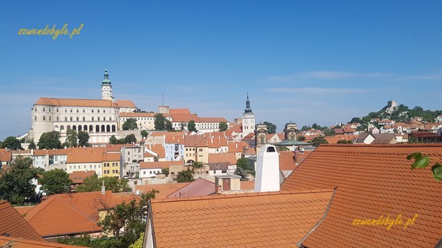 Zamek Mikulov i dachy miasta.