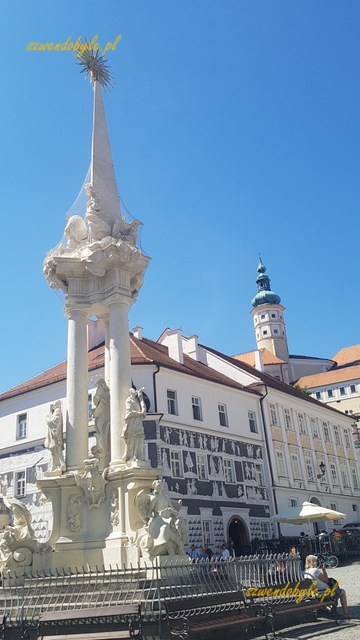 Mikulov, słup morowy, rzeźba Trójcy Świętej i Dom u Rycerzy.