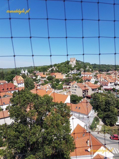 Mikulov, widok z wieży kościoła św. Wacława na miasto i Kozí hrádek.