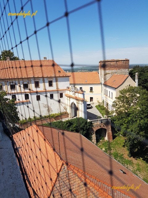 Mikulov, widok z wieży zegarowej na bramę na tyłach zamku.