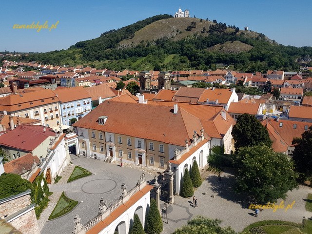 Mikulov, widok z tarasu zamku na miasto i Svatý kopeček.