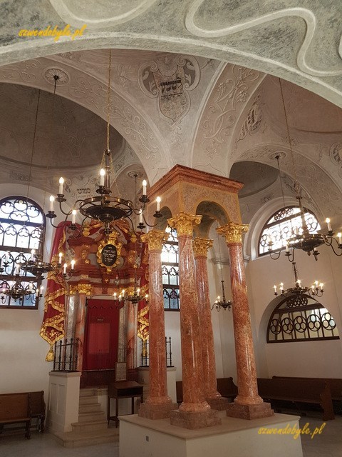 Mikulov, górna synagoga, bima.