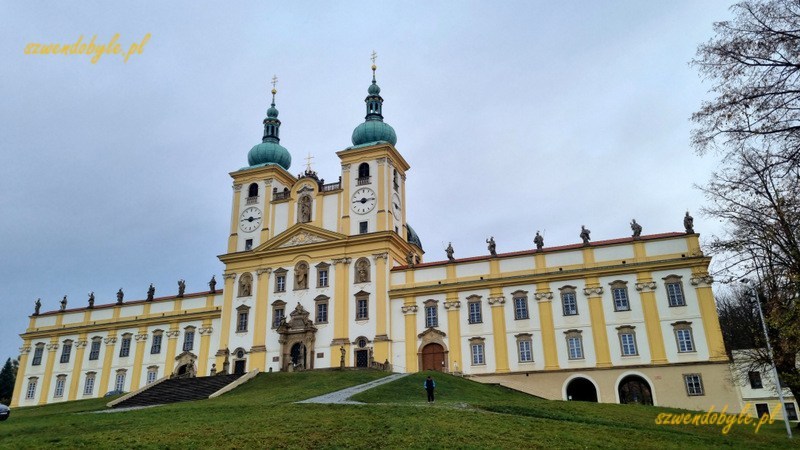 Ołomuniec, Svatý Kopeček. Widok bazyliki Nawiedzenia Najświętszej Marii Panny od frontu wraz z budynkami klasztornymi po bokach.