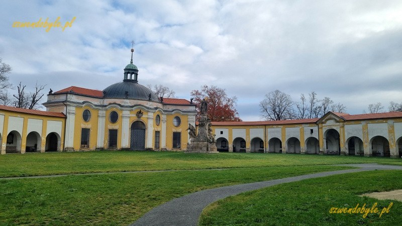 Ołomuniec, Svatý Kopeček. Wewnętrzny dziedziniec otoczony arkadami.