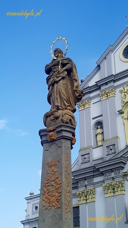 Opawa, kolumna maryjna przed kościołem św. Wojciecha.