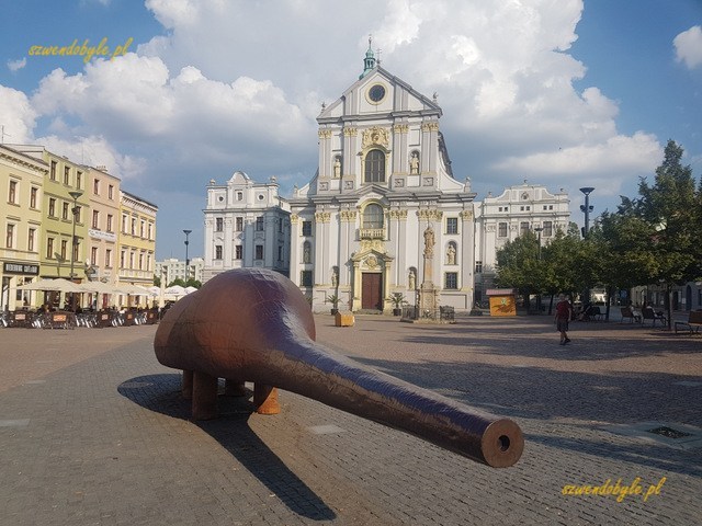 Opawa, rzeźba Špión w rynku, na tle kościoła św. Wojciecha.