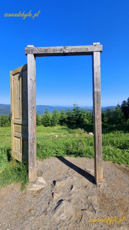 Czechy, Szumawa. Na szczycie góry Pancíř (1214 m npm) czekają otwarte drzwi z widokiem na Szumawę. 20250621_084716-ink