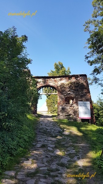 Pernštejn, brama od strony Nedvědic.