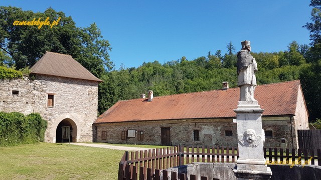 Pernstejn, Nepomuk czyli Jan Nepomucen na tle Bramy Piwnej.