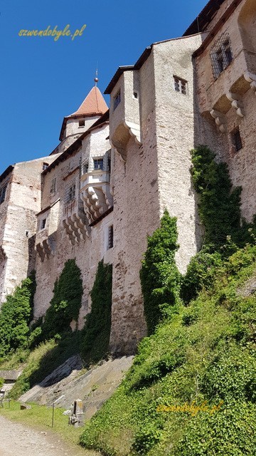 Pernštejn, potężne mury zamku.