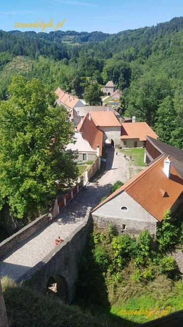 Pernštejn, widok z wieży Barborka na drogę wejściową.