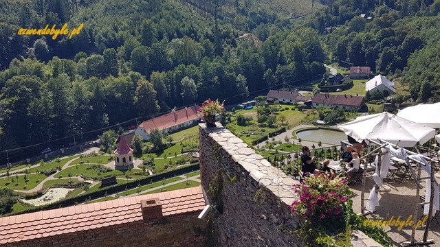 Pernštejn, widok na ogrody pod zamkiem.