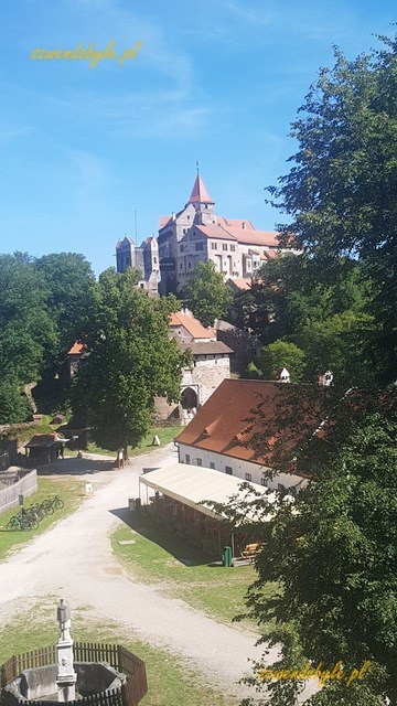 Pernštejn, widok na zamek z punktu widokowego obok Nepomuka / Bramy Piwnej.