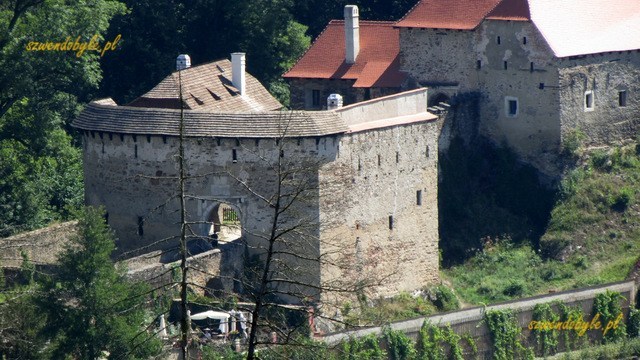 Pernštejn, widok na barbakan ze szlaku na Maria Laube. 