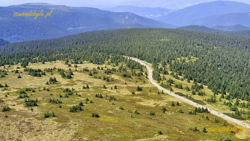Czechy, g&oacute;ra Pradziad. Widok na g&oacute;ry z tarasu widokowej wieży telewizyjnej. 20250815_120300-ink