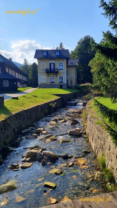 Czechy, rzeka płynie przez miasteczko Karlova Stud&aacute;nka. 20250815_163954-ink