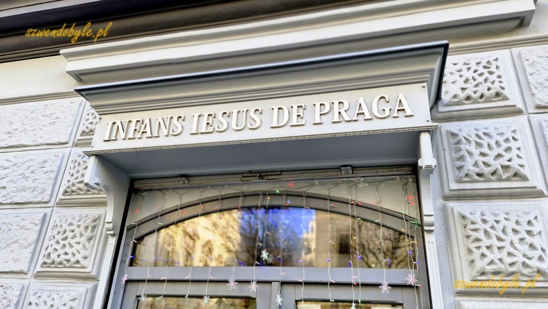 Praga. Naprzeciw kościoła Panny Marii zwycięskiej sklep z dewocjonaliami, na gzymsie nad wejściem do sklepu napis łaciński "Infans de Iesus de Praga". 20251226_094137-ink