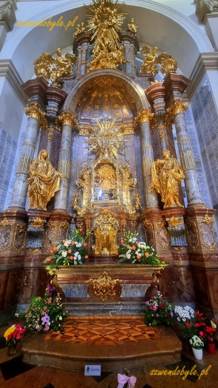 Praga. Figurka Pražsk&eacute; Jezul&aacute;tko, czyli Praskie Dzieciątko Jezus na ołtarzu. Widok całego ołtarza 20251226_094401-ink