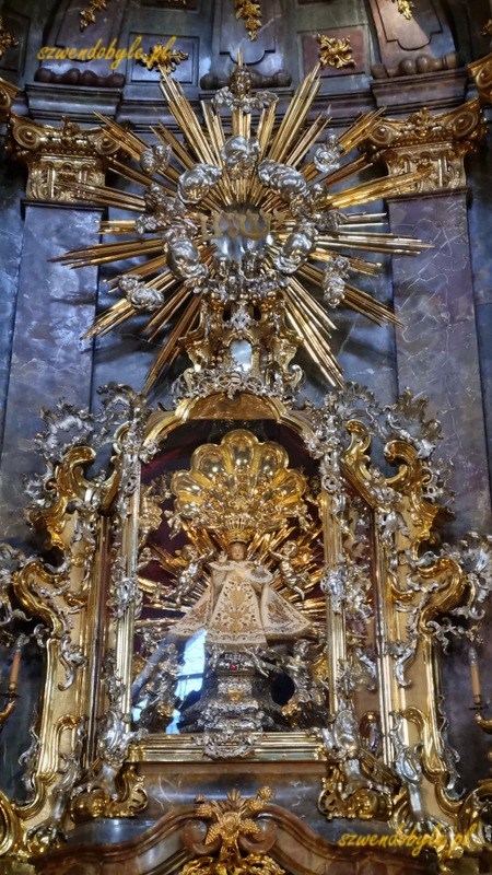 Praga. Figurka Pražsk&eacute; Jezul&aacute;tko, czyli Praskie Dzieciątko Jezus na ołtarzu. 20251226_094414-ink