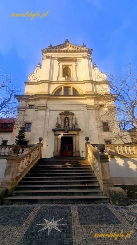 Praga. Widok fasady kościoła Panny Marii Zwycięskiej. 20251226_095216-ink